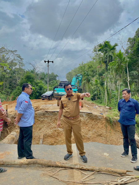 Bupati Kuansing Tinjau Pembangunan Jembatan Darurat Sigaruntung