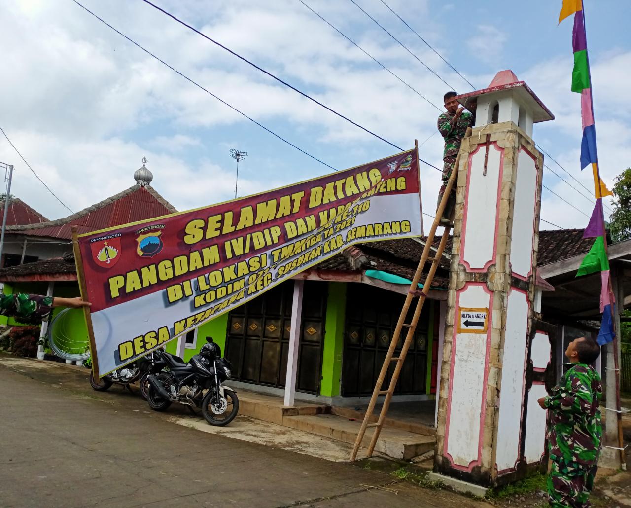 Pemasangan Spanduk Selamat Datang Dalam Rangka Penyambutan Kunjungan ...